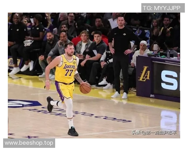 东契奇22+11表现低迷，沮丧坐替补席湖人遭遇连败